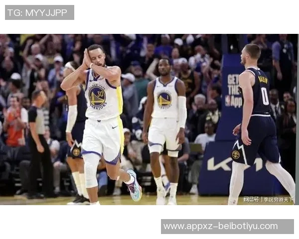 老将默契配合霍福德助攻库里精彩反篮打成21